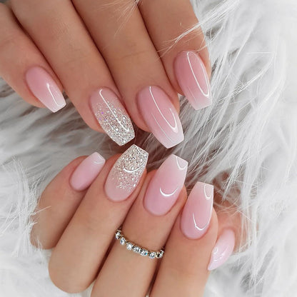 Kunstvolle Gel-Nägel mit Glitzer- und Ombre-Effekten Brehn