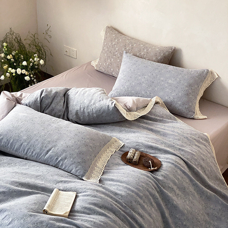 Reversibles Baumwollsatin-Bettwäscheset mit feiner Jacquard-Struktur und Spitzenkante