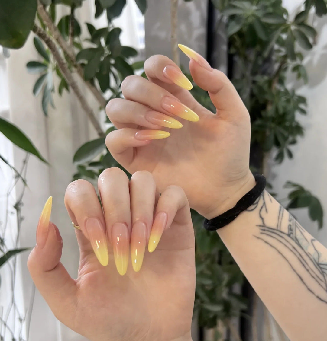 Künstlerisches Press-On-Nagelset mit einzigartigen Schleifenmotiven Brehn