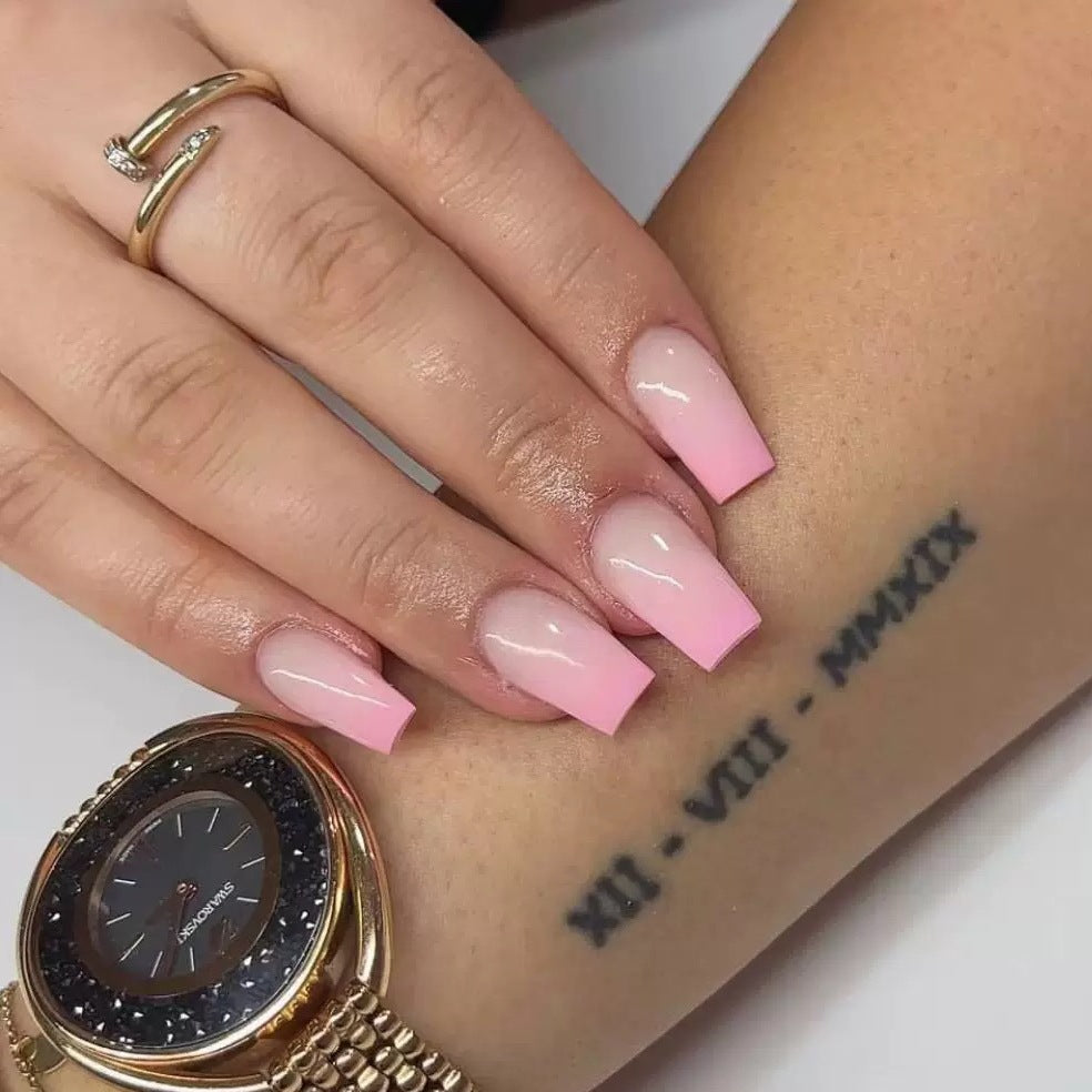 Kunstnagelset mit eleganten Farbverlauf und modernem Design Brehn