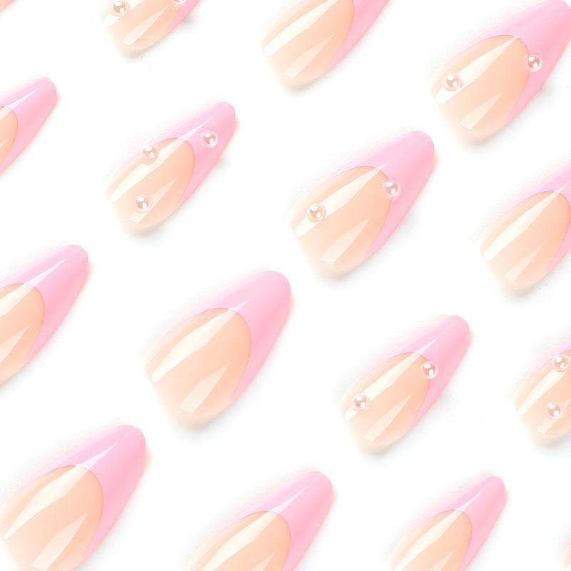 Kunstvolle Nagelkunst mit Perlenakzenten Brehn