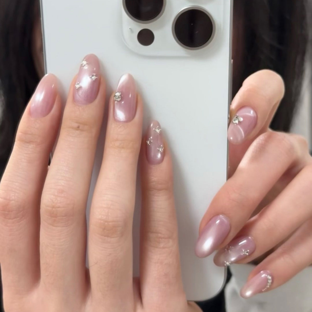Künstliche Nagelkunst mit Glitzerverzierungen Brehn