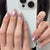 Künstliche Nagelkunst mit Glitzerverzierungen Brehn