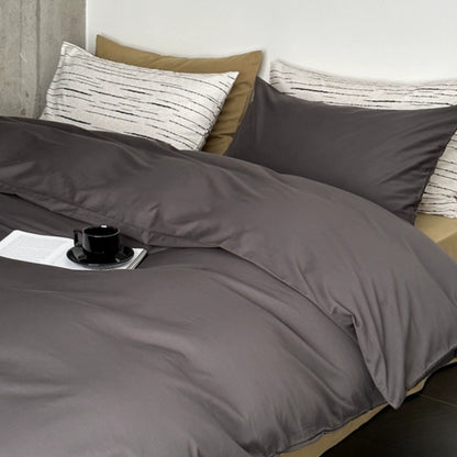 Modernes Satin-Bettwäsche-Set mit Steppdecke-Optik und gemusterten Kissenhüllen
