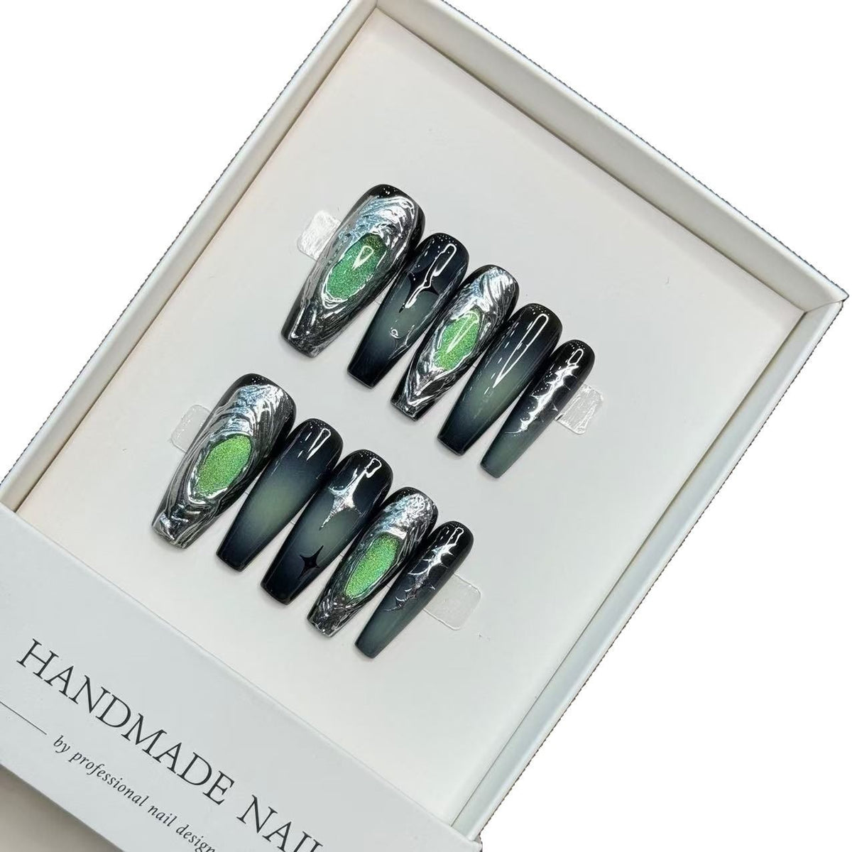 Künstlerisches Press-On-Nagelset mit kreativem metallic Wirbel-Design
