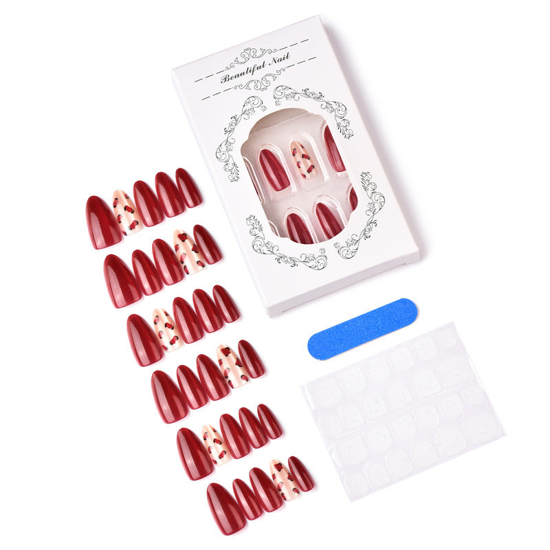 Künstlerisches Press-On-Nagelset mit Herzdesign