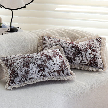 Gewebter Dekokissenbezug mit botanischem Jacquard, handgeschnittenen Fransen und samtigem Rückteil Brehn
