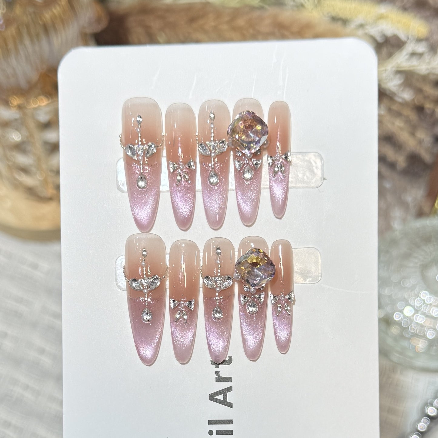 Dekorative, mit Strass veredelte Stiletto Press-On Nägel Brehn