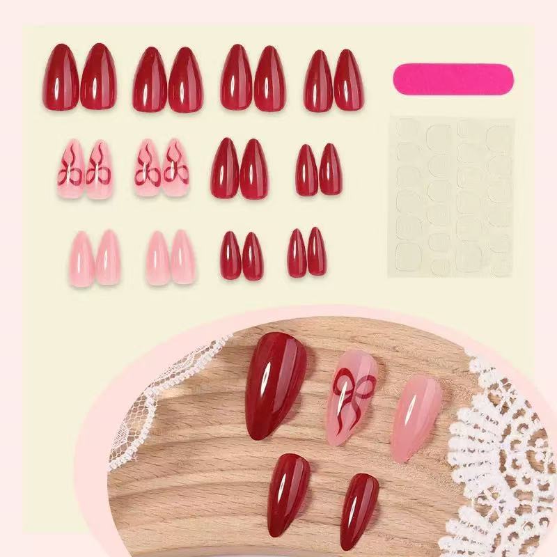 Kunstnagelset mit luxuriösem Glanz und verspielten Designakzenten Brehn