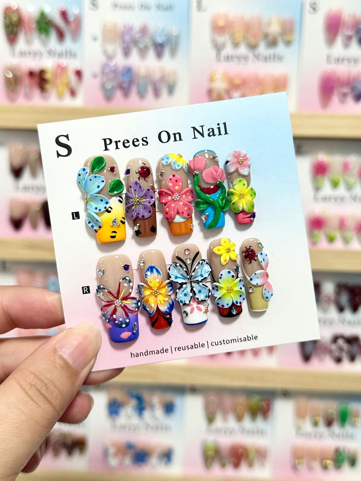 Künstlerisches Press-On Nagelkunstset mit lebhaften Blumen- und Schmetterlingsdesigns