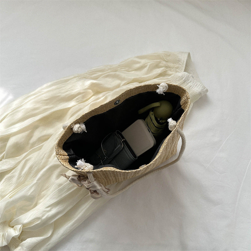 Geflochtene Strohtasche mit dekorativem Schal
