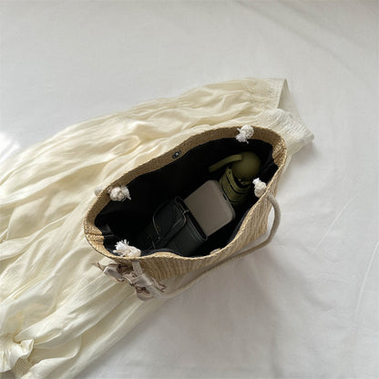 Geflochtene Strohtasche mit dekorativem Schal