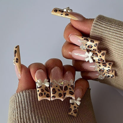 Kunstnagelset mit kreativen Tier- und Glitzerdetails Brehn