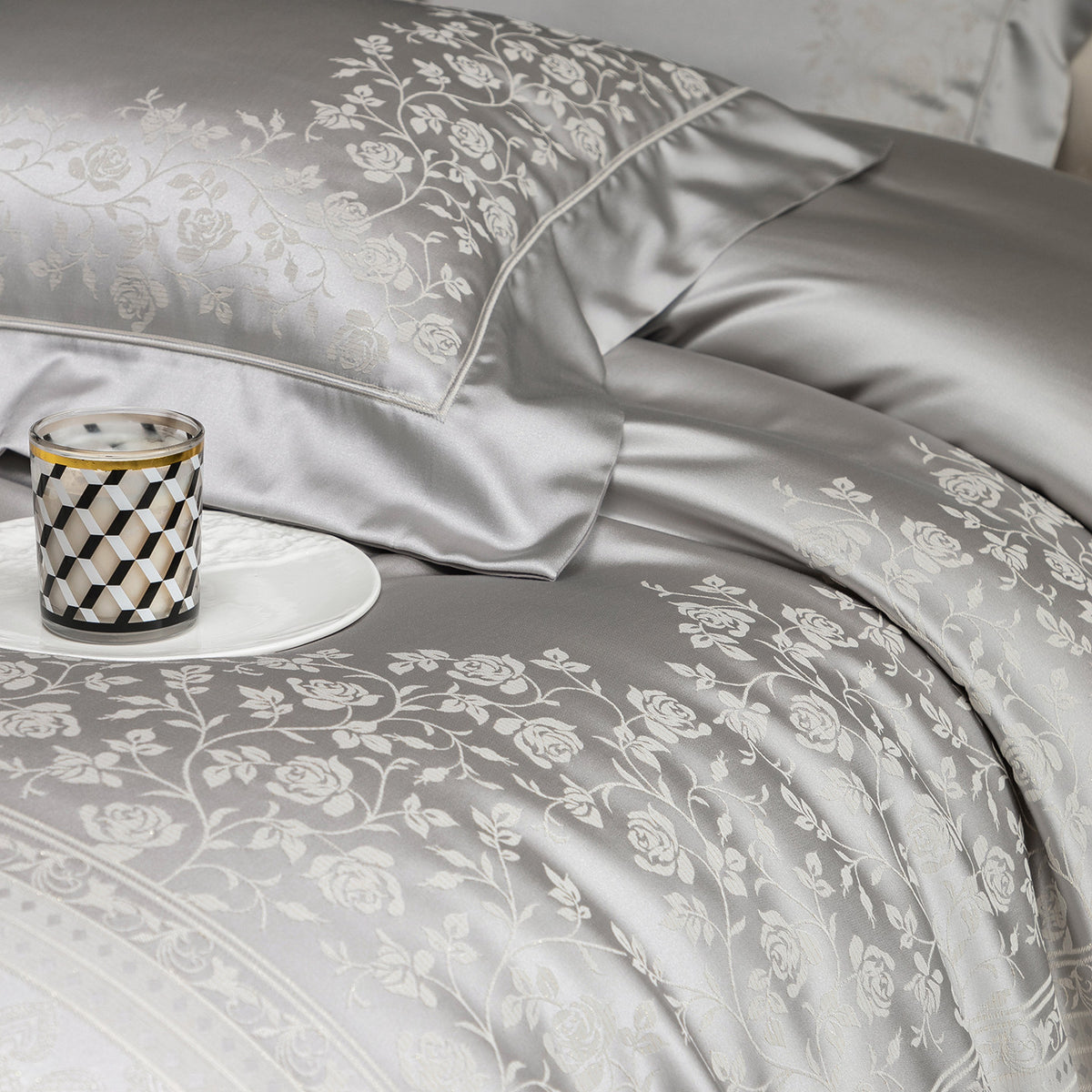 Seiden-Feel Jacquard Satin Bettbezug Set mit geprägt floralem Rand