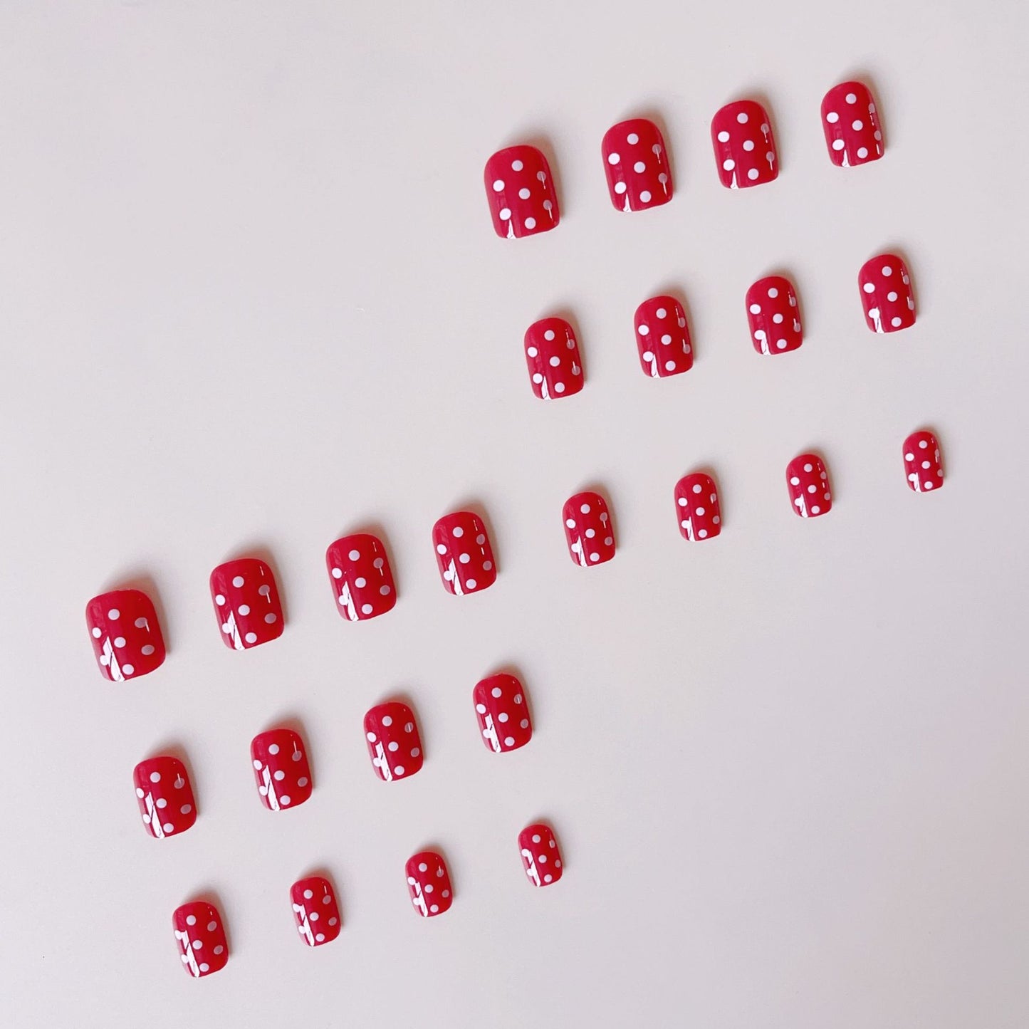Kunstnagelset mit stilvollen Punkten und Hochglanzfinish Brehn