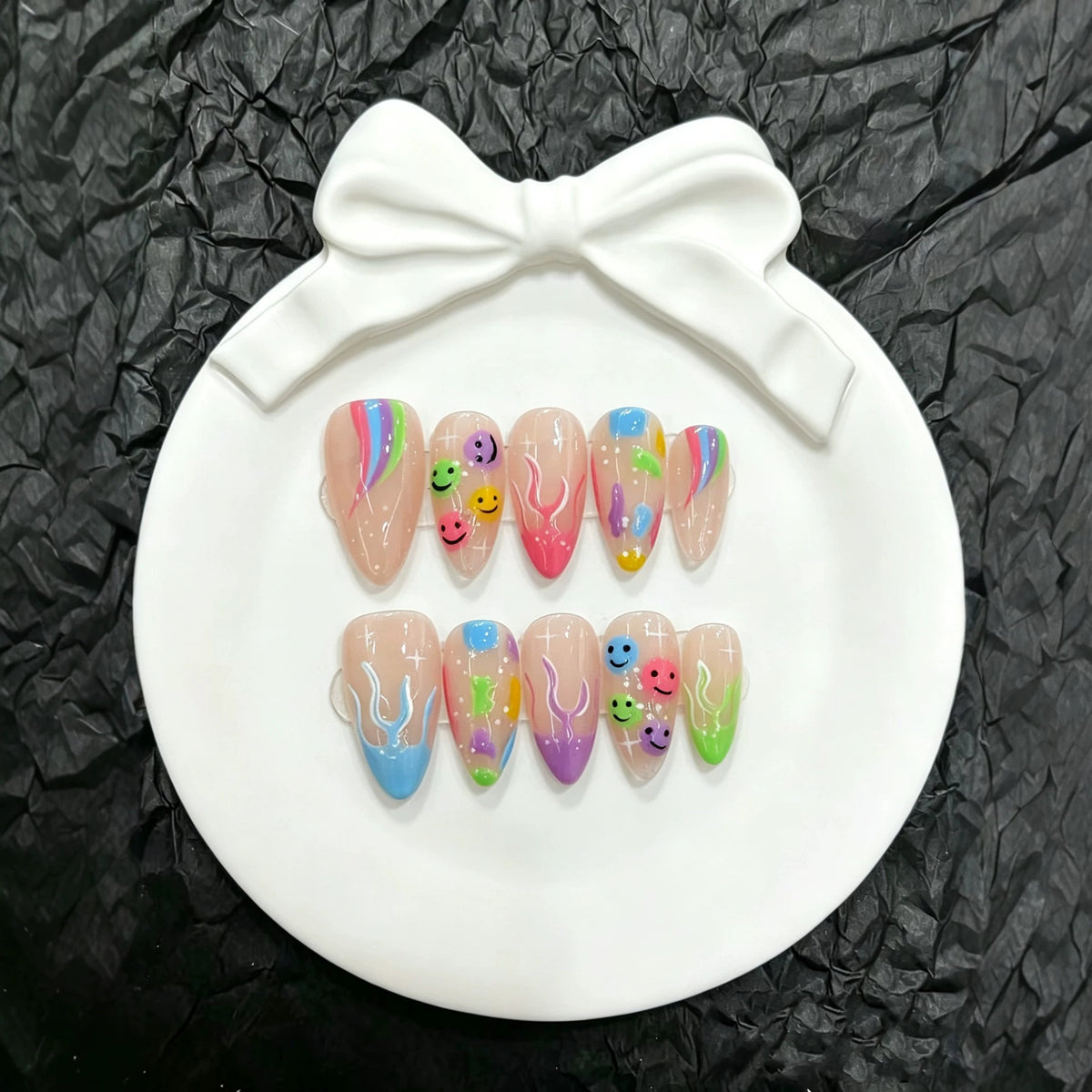 Künstlerische Smileys und von Rainbow inspirierte Press-On Nägel