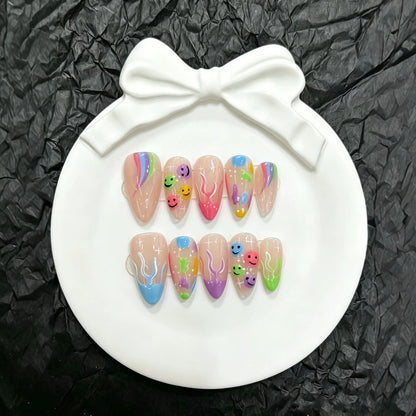 Künstlerische Smileys und von Rainbow inspirierte Press-On Nägel