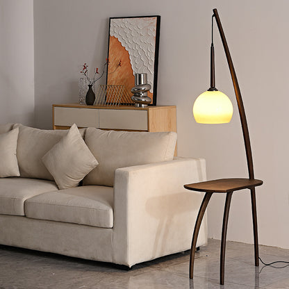 Moderne Stehlampe mit integriertem Beistelltisch