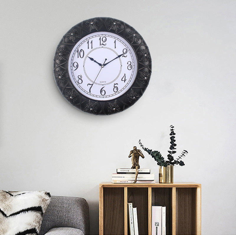 Elegante Wanduhr mit Filigranem Blumendesign Brehn