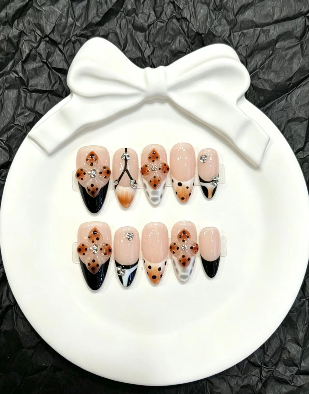 Künstlerisches Press-On Nagelset mit floralen und Edelsteinakzenten