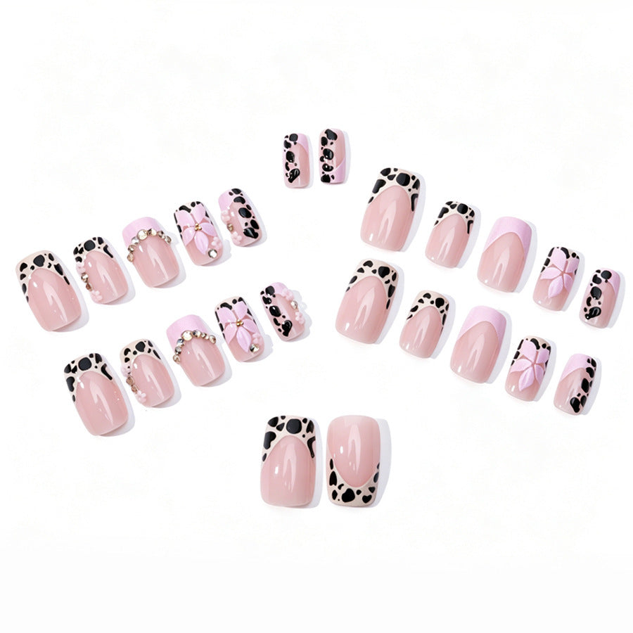 Kunstnagelset mit eleganten Blumen- und Spitzendesigns Brehn