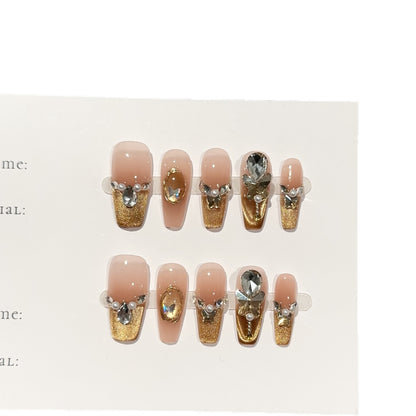 Elegantes Press-On-Nagelset mit Edelsteinakzenten