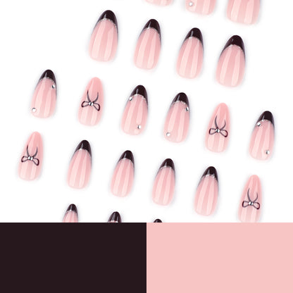 Kunstvolle Nagelkunst mit eleganter Schleifenverzierung Brehn