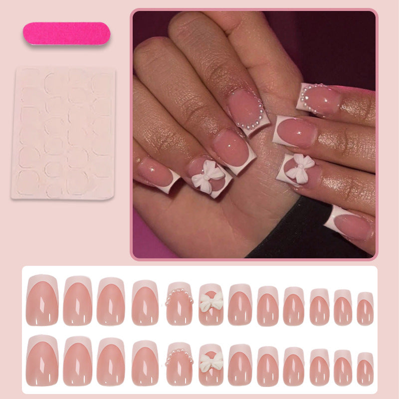 Kunstnagelset mit eleganten Blumen- und Perlenverzierungen Brehn