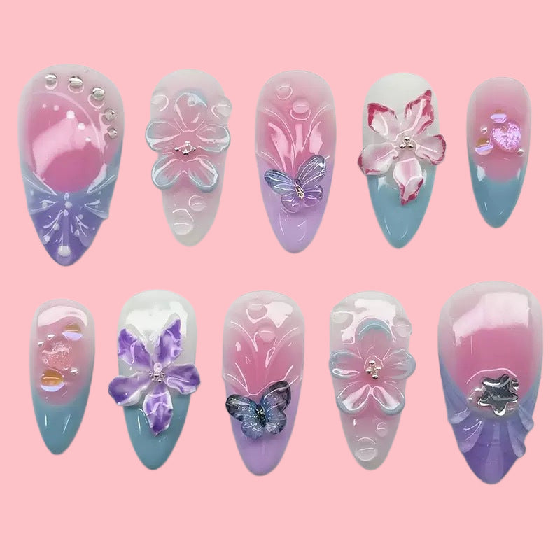 Kunstvolle Nagelkunst mit Blumendetails und Schmetterlingen Brehn