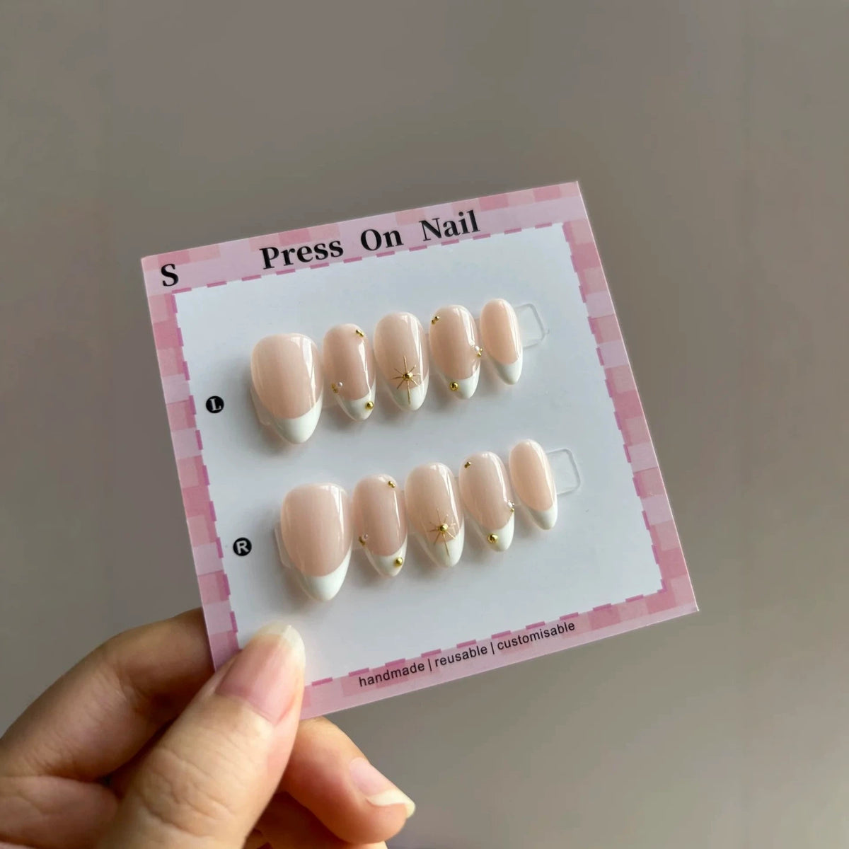 Dekorativer Press-On-Nagelset mit einzigartigen Designmerkmalen