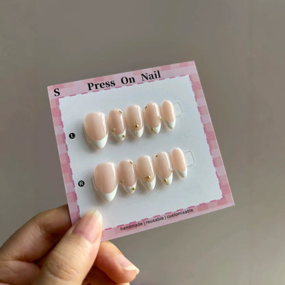 Dekorativer Press-On-Nagelset mit einzigartigen Designmerkmalen