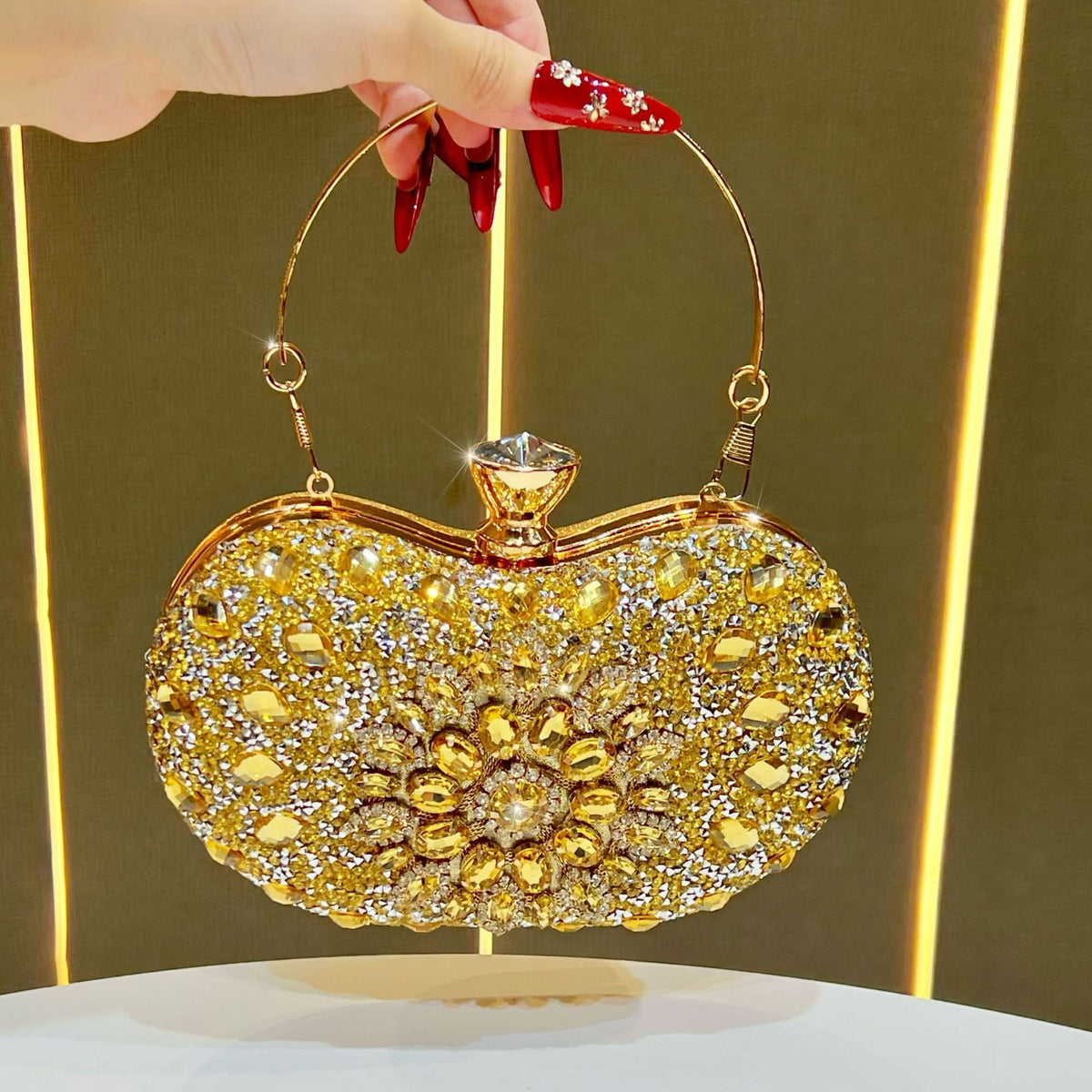 Aufwändige, mit Kristallen verzierte Abend-Clutch