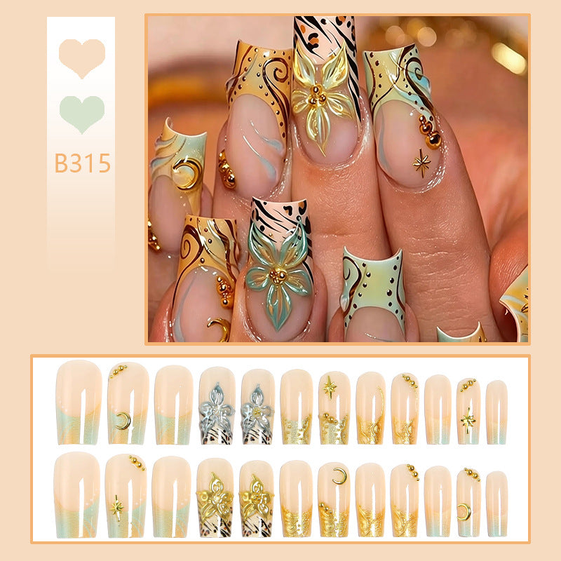 Kunstnagelset mit floralen 3D-Applikationen und eleganten Verzierungen Brehn