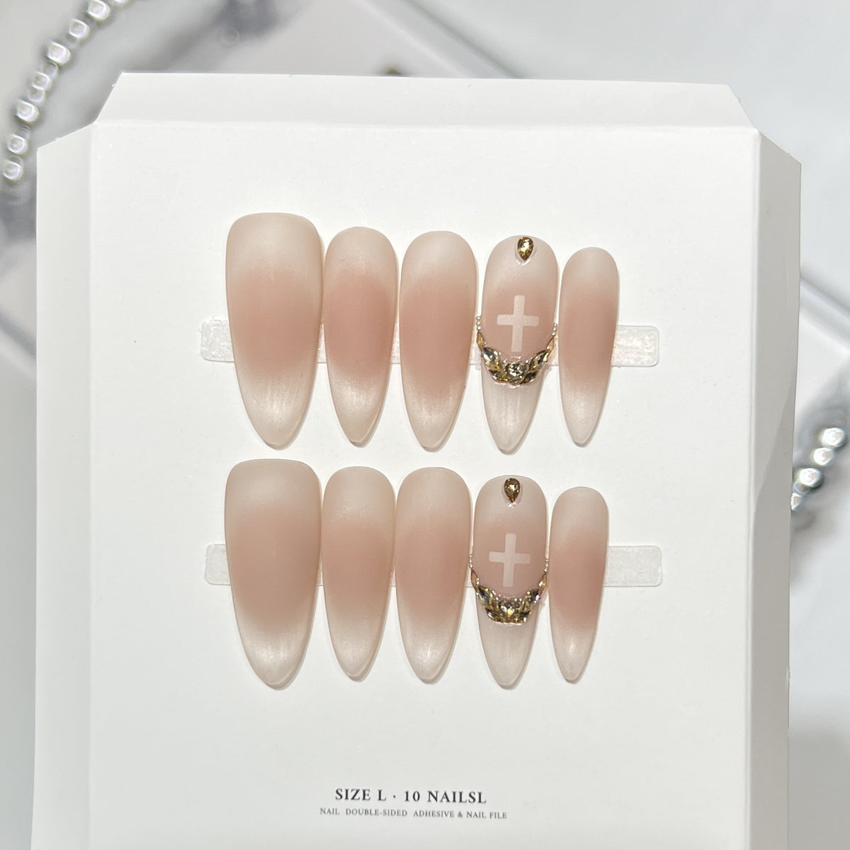 Künstlerisches Press-On-Nagelset mit elegantem floralen Design Brehn