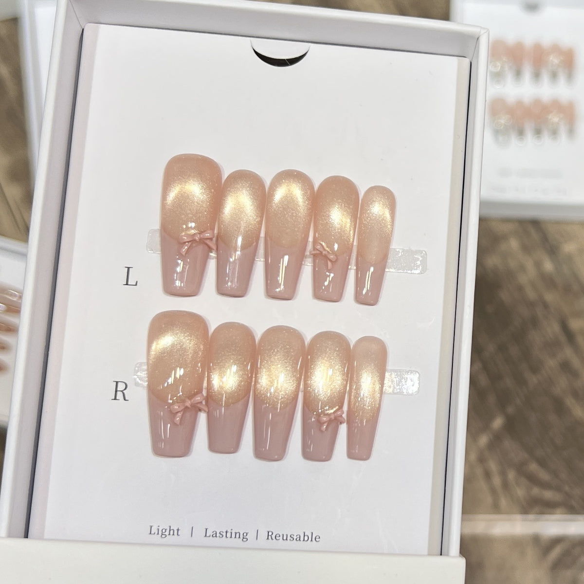 Wiederverwendbares Press-On-Nagelset mit eleganten Schleifenakzenten Brehn