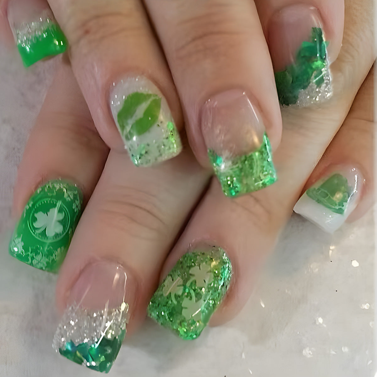 Festive Glittery Nail Art Press-On Set Brehn