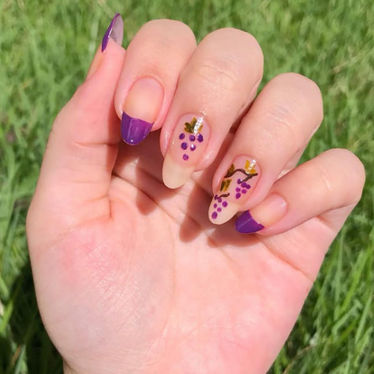 Botanisch inspiriertes Press-On Nageldesign