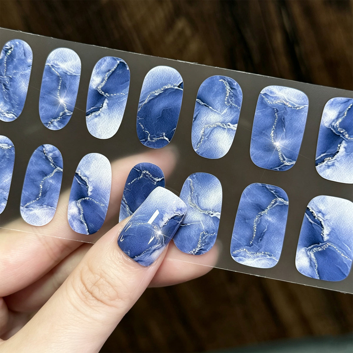Künstlerische Aquarell-Nagelwickel