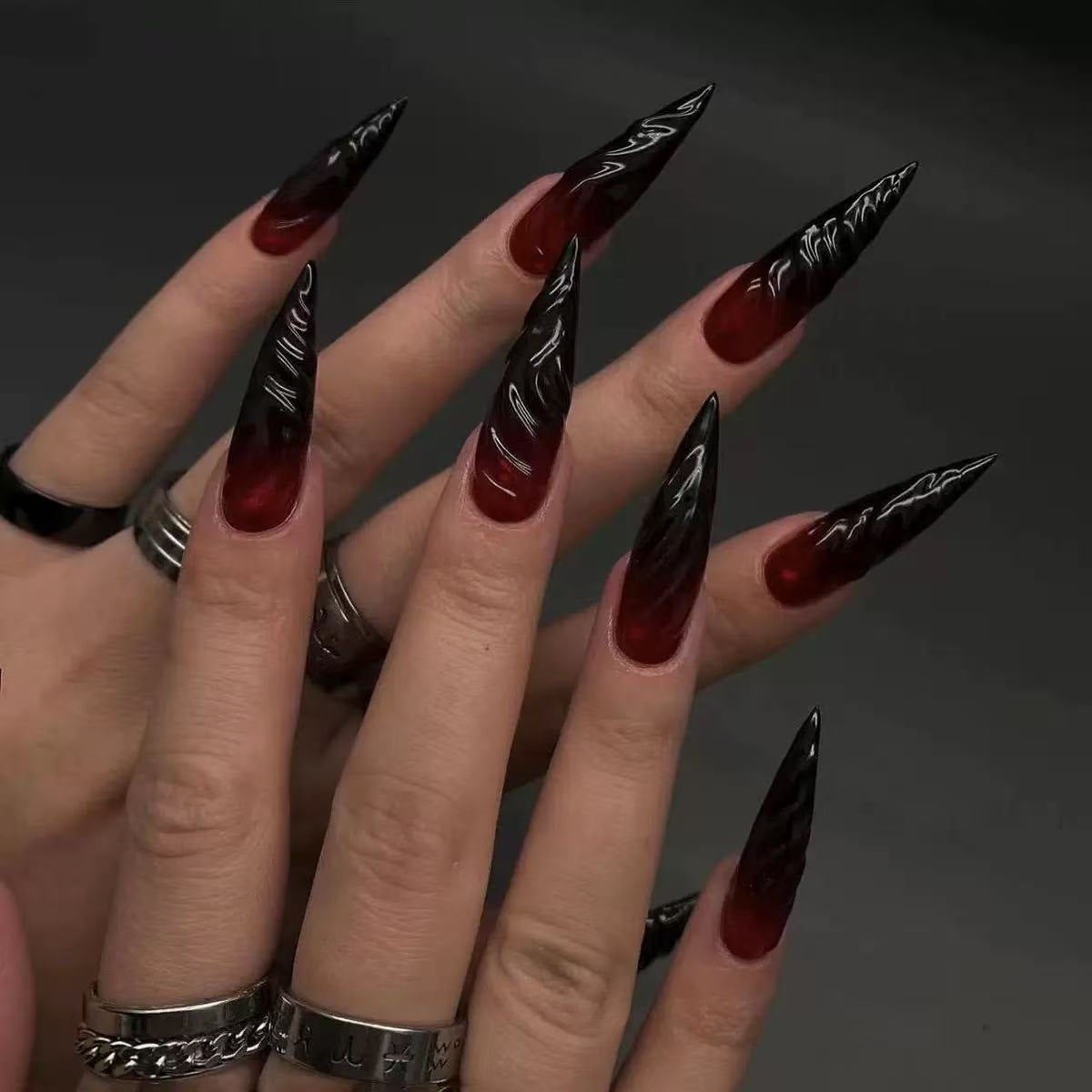 Kunstnagelset mit Eleganten Spitzen und Schwarz-Rotem Farbverlauf Brehn