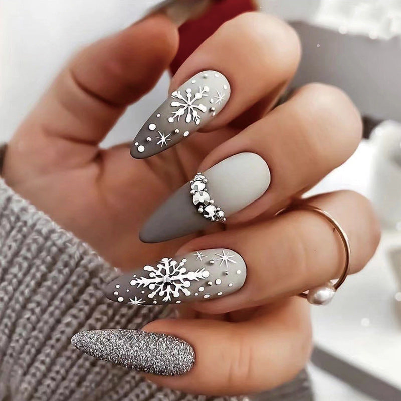 Glamouröse Nagelkunst mit Schneeflocken-Design Brehn