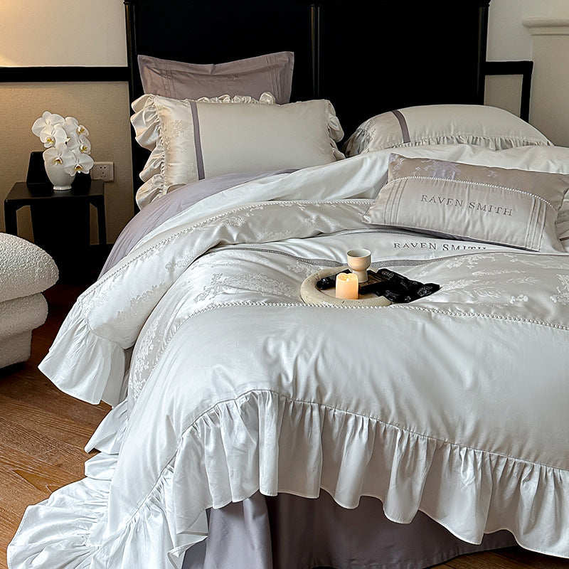 Elegante Satin-Bettgarnitur mit Rüschenvolant, feinem Jacquard und Zierkissen