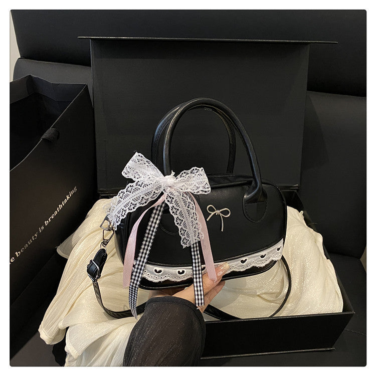 Elegante mit Spitzenbesatz verzierte Bogenhandtasche Brehn