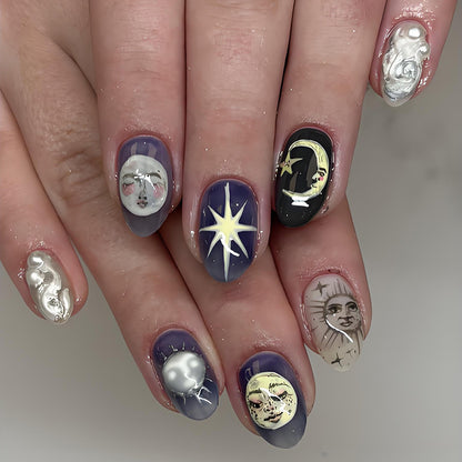 Kunstnagelset mit himmlischen Motiven und glamourösen Details Brehn