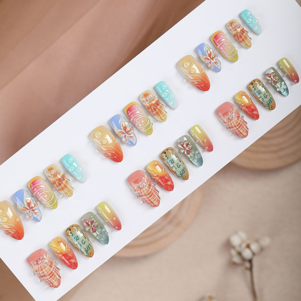 Kunstnagelset mit floralen und kreativen Designs Brehn