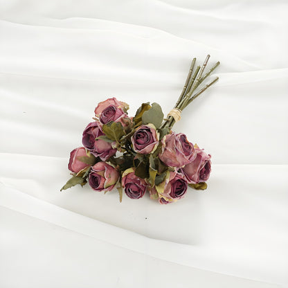 Realistischer künstlicher Rosenstrauß