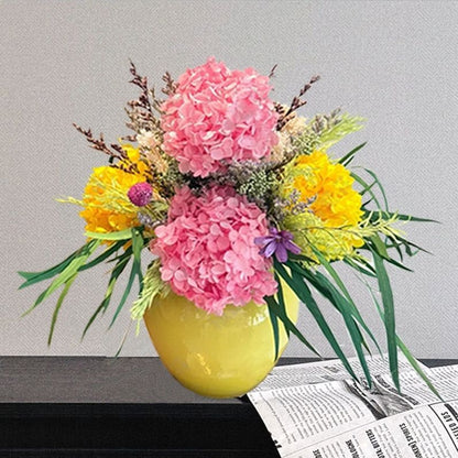 Lebendige Kunstblumenarrangement