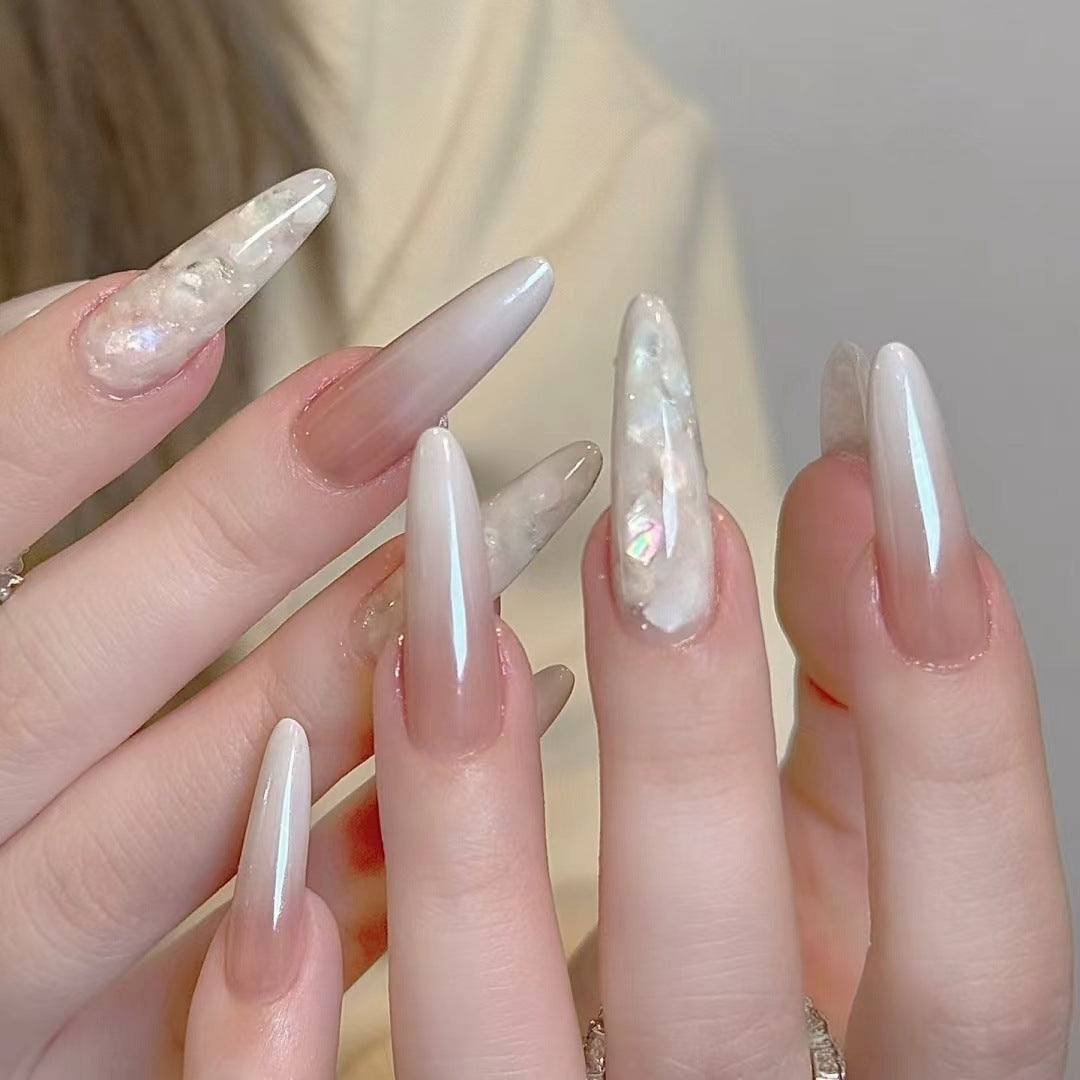 Glamouröse Stiletto-Nagelerweiterungen mit dekorativen Akzenten
