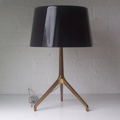 Moderne Tischlampe mit schlanker Metallbasis