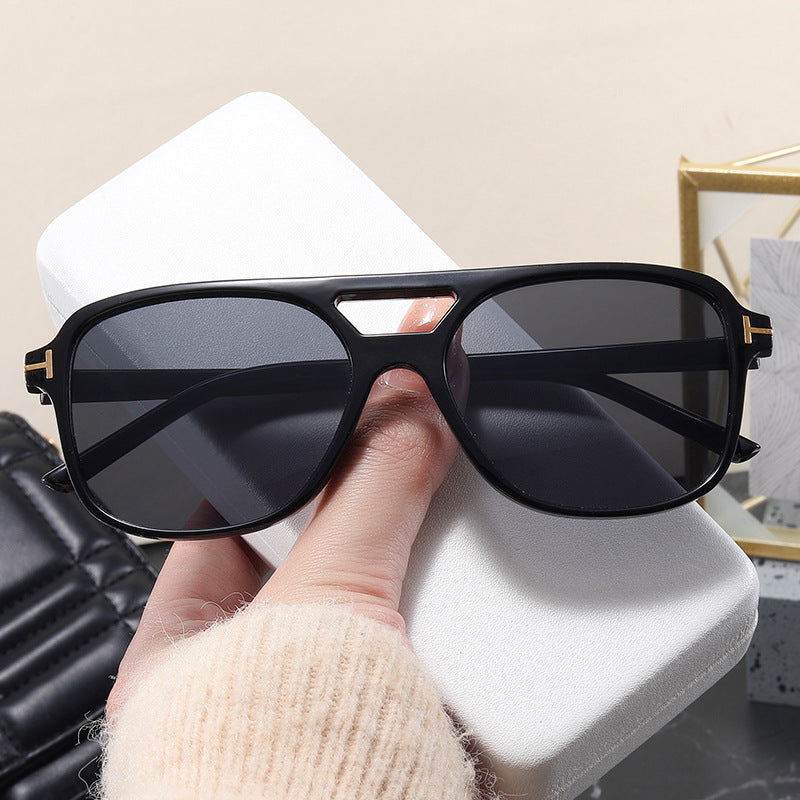 Damen modische Brille mit feinem Rahmen und strengen Konturen Brehn