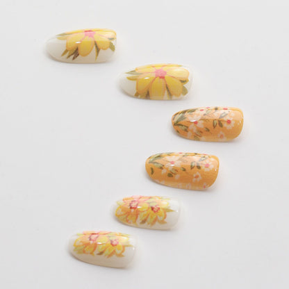 Künstlerische florale Nagelkunst